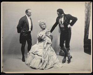 Antonio Scotti operaénekes portréja egy ismeretlen férfival és nővel a James Hazen Hyde bálon, New York, 1905. január 31. (ezüstzselatinos nyomat)